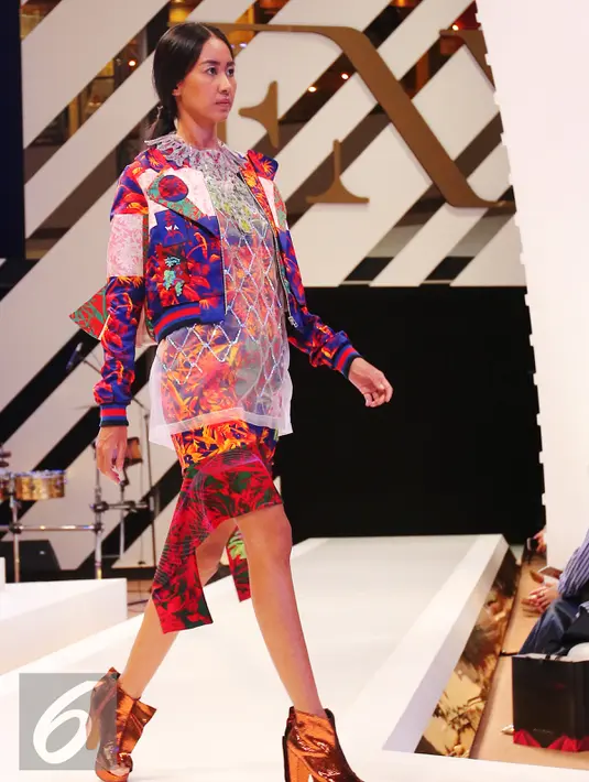 Seorang berjalan membawakan busana koleksi Wonder Anatomie saat penutup Fashion Nation Tenth Edition (FNX) di Senayan City, Jakarta, (23/4).Busana bernuansa ceria, atraktif dengan motif Floral. (Liputan6.com/Angga Yuniar)