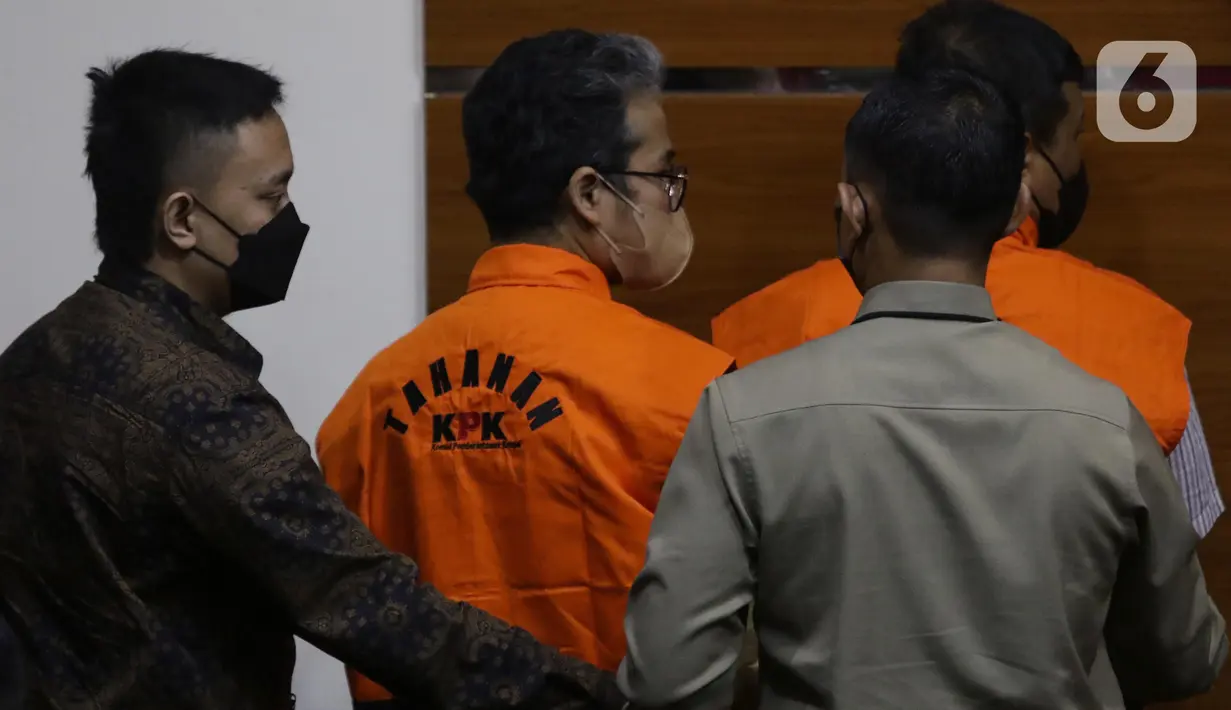 Bupati Bangkalan R Abdul Latif Amin Imron (tengah) bersiap menjalani rilis penetapan penahanan di Gedung Merah Putih KPK, Jakarta, Kamis dini hari (8/12/2022). Sebelumnya penyidik KPK memeriksa Abdul Latif di Polda Jawa Timur. Setelah pemeriksaan lebih lanjut, penyidik melakukan penahanan terhadap Abdul Latif. (Liputan6.com/Helmi Fithriansyah)