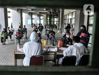 Antrean warga untuk mengikuti rapid test Covid-19 di Stadion Patriot Candrabhaga, Bekasi, Jawa Barat, Rabu (23/9/2020). Rapid test yang digelar secara gratis oleh Pemkot Bekasi tersebut mampu memeriksa hingga 150 orang tiap harinya guna melacak kasus Covid-19 di Bekasi. (merdeka.com/Iqbal Nugroho)