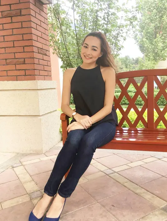 Dan pada 2002, wanita cantik kelahiran 29 September 1980 ini pun membintangi sebuah film karya Riri Riza, Rudy Sudjarwo, dan Mira Lesmana yang bertajuk Rumah Ketujuh. (Foto: instagram.com/rezerdewi)