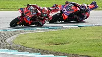 Pecco Bagnaia saat bersaing dengan Jorge Martin pada balapan MotoGP Malaysia 2024. (MOHD RASFAN / AFP)