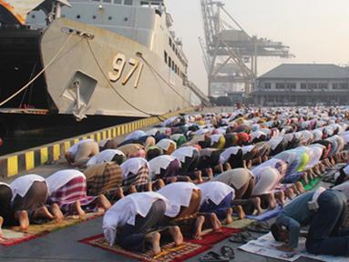Citizen6, Jakarta: Prajurit dan PNS Kolinlamil bersama masyarakat sekitar Mako Kolinlamil melaksanakan Salat Idul Fitri 1433 H, bertempat di Dermaga Kolinlamil, Tanjung Priok, Jakarta, Minggu (19/8). (Pengirim: Kadispen Kolinlamil).