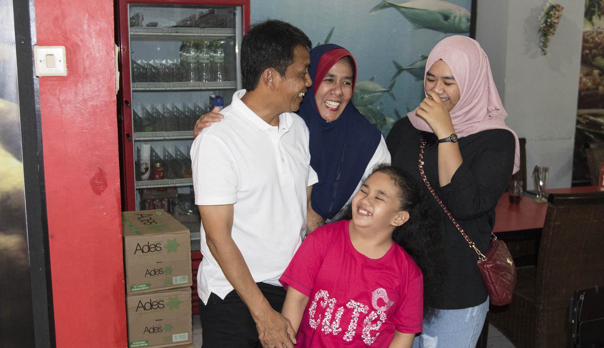 Jelang partai final Piala Jenderal Sudirman, pelatih Mitra Kukar, Jafri Sastra, menyempatkan diri mengajak keluarga berburu kuliner di Jakarta. (Bola.com/Vitalis Yogi Trisna)