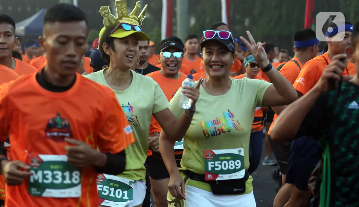 Peserta mengikuti l kegiatan lomba lari bertajuk Lo Gue Run (LGR) 2020 di Kompleks Monas, Jakarta Pusat, Minggu (26/1/2020). Kejuaraan LGR 2020 yang diikuti oleh total 3.500 pelari tersebut merupakan rangkaian kegiatan HUT Kodam Jaya ke 70. (Liputan6.com/Johan Tallo)