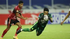 Kiper Persebaya Surabaya, Ernando Ari Sutaryadi, tampi bagaikan tembok kukuh saat melawan Bali United pada pekan ke-33 BRI Liga 1 2021/2022 di Stadion I Gusti Ngurah Rai, Denpasar, Jumat (25/3/2022). (Bola.com/M Iqbal Ichsan)