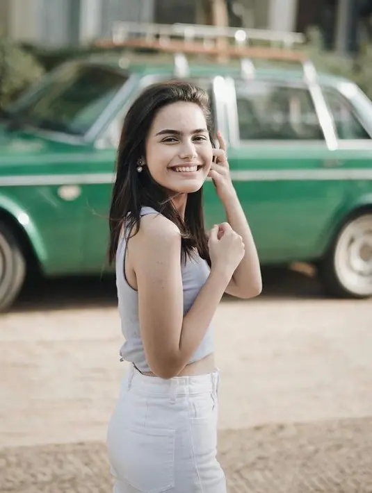 Dalam berbusana, Chantiq kerap tampil bergaya midriff. Ia kerap mengandalkan crop top sebagai busana sehari-hari. @cha_schagerl.