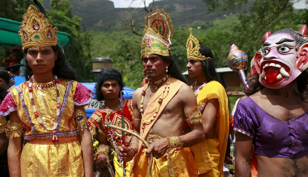 Peserta berkostum seperti karakter mitologi Hindu selama parade Kumbh Mela atau Festival Pitcher di Trimbakeshwar, India, Selasa (18/8/2015). Festival ini berlangsung sebanyak empat kali setiap 12 tahun. (REUTERS/Danish Siddiqui)