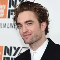 Aktor asal Inggris, Robert Pattinson menghadiri premiere film HIGH LIFE dalam event New York Film Festival di New York City, Selasa (2/10). Robert Pattinson muncul dengan gaya nyentrik yang sukses mencuri perhatian. (Jamie McCarthy/Getty Images/AFP)
