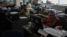 Sejumlah PNS Pemprov DKI Jakarta saat beraktivitas di Badan Kepegawaian Daerah (BKD), Balaikota, Jakarta, Jumat (15/5/2015). Wagub DKI Jakarta Djarot Saiful akan memberi sanksi kepada PNS yang bolos pada hari kejepit nasional. (Liputan6.com/Faizal Fanani)