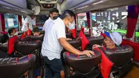 Direktur Utama Telkom Ririek Adriansyah didampingi Direktur Utama Telkomsel Hendri Mulya Syam menyapa peserta program mudik gratis bersama BUMN. Telkom dan Telkomsel menyiapkan sebanyak 26 bus untuk memberangkatkan 1.170 pemudik ke 39 kota di Pulau Jawa, Rabu (27/4).