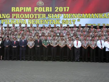 Presiden Jokowi dan jajaran petinggi Kepolisian melakukan Foto Bersama usai acara Rapim Polri 2017 di Jakarta, Rabu (25/1). Rapim Polri 2017 mengangkat tema "Polri yang Promoter Siap Mengamankan Pilkada Serentak 2017". (Liputan6.com/Johan Tallo)