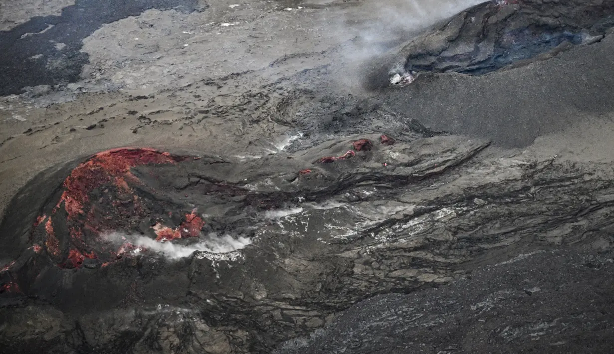 Gunung Api Mauna Loa terlihat dari udara dekat Kailua-Kona, Hawaii, Senin (12/12/2022). Setelah diam selama 38 tahun, pada 27 November lalu, Gunung Berapi Mauna Loa di Pulau Besar Hawaii, dilaporkan meletus. (Robyn BECK / AFP)