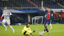 Penyerang PSG, Angel Di Maria, berusaha melewati kiper Manchester United, David de Gea, pada laga Liga Champions di Stadion Parc des Princes, Rabu (21/20/2020). MU menang dengan skor 2-1. (AP/Michel Euler)