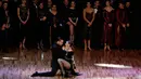 Fernando Rodríguez dan Estefanía Gómez tampil dalam putaran final kategori Stage di Tango Dance World Championship 2019 di Buenos Aires, Argentina, Rabu (21/8/2019). Tango Dance World Championship 2019 diselenggarakan selama 10 hari. (AP Photo/Natacha Pisarenko)