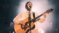 Potret Salma Salsabil saat Tampil di Atas Panggung dengan Gitar, Pesonanya Tiada Tanding