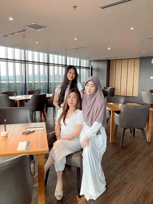 7 Potret Larissa Chou Pamer Baby Bump yang Mulai Terlihat