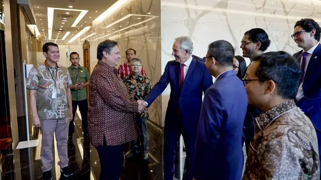 Mantan Perdana Menteri Inggris Tony Blair mengunjungi Menteri Koordinator Bidang Perekonomian Airlangga Hartarto di Kantor Kemenko Perekonomian, Jumat (19/4/2024). (Dok Kemenko Perekonomian)