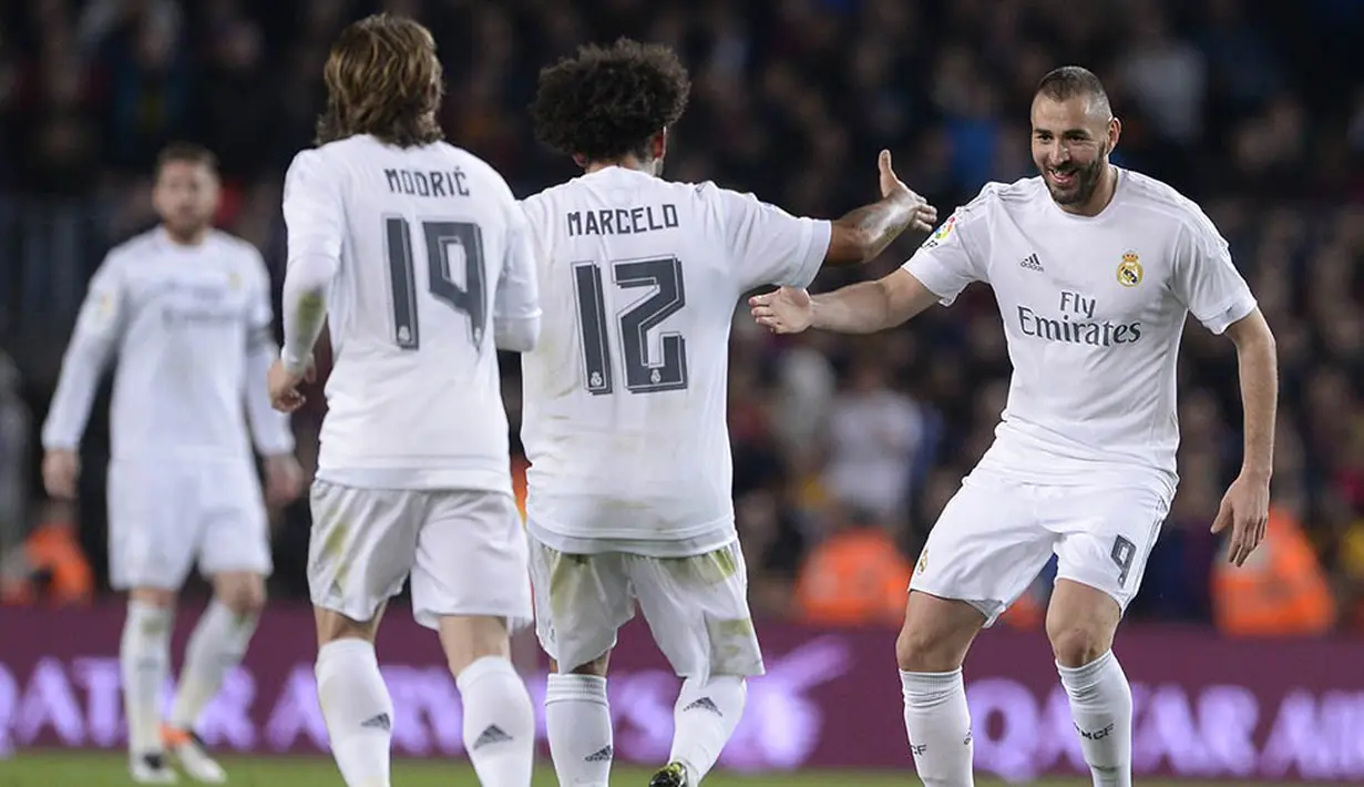 Para pemain Real Madrid merayakan gol yang dicetak Karim Benzema ke gawang Barcelona pada laga La Liga di Stadion Camp Nou, Barcelona, Minggu (3/4/2016) dini hari WIB. Barcelona takluk 1-2 dari Real Madrid. (AFP/Josep Lago)