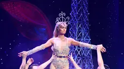 Paris Hilton mengenakan koleksi busana The Blonds x Moulin Rouge! The Musical dalam acara New York Fashion Week, Amerika Serikat, Senin (9/9/2019). Paris Hilton tampil seksi dan glamor dengan mengenakan bodysuits renda berhias berlian. (Noam Galai/Getty Images North America/AFP)