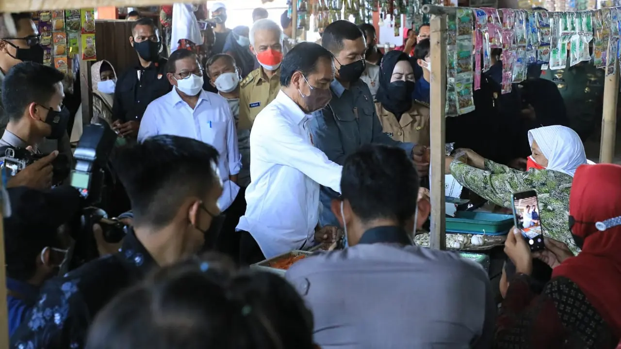 Ganjar Dampingi Jokowi Saat Bagikan Minyak Goreng BLT Minyak Goreng di Pasar Tradisional Brebes