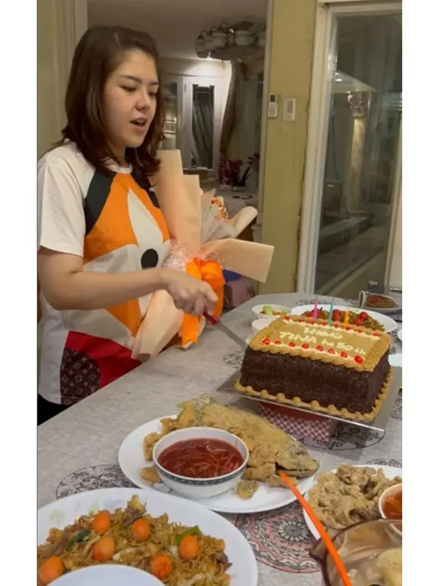 6 Potret Tina Toon Rayakan Ultah ke-30 Bareng Suami, Tampil Bak Barbie