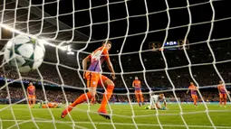 Ekspresi pemain Manchester City setelah gawangnya dibobol Lionel Messi, pada gol pertama Messi, Barcelona, Spanyol, Rabu (19/10). Messi berhasil melakukan hat trick ke gawang City. (Reuters/John Sibley)