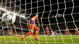 Ekspresi pemain Manchester City setelah gawangnya dibobol Lionel Messi, pada gol pertama Messi, Barcelona, Spanyol, Rabu (19/10). Messi berhasil melakukan hat trick ke gawang City. (Reuters/John Sibley)