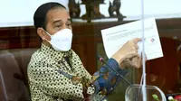 Presiden Joko Widodo (Jokowi) menyampaikan ketegasan dan konsistensi dari penerapan kebijakan pembatasan kegiatan sangat dibutuhkan saat rapat terbatas di Istana Kepresidenan Bogor, Jawa Barat pada Jumat, 29 Januari 2021. (Biro Pers Sekretariat Presiden)