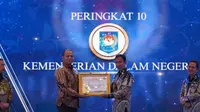 Kemendagri Terima Anugerah Kepatuhan Standar Pelayanan Publik 2022 dari Ombudsman