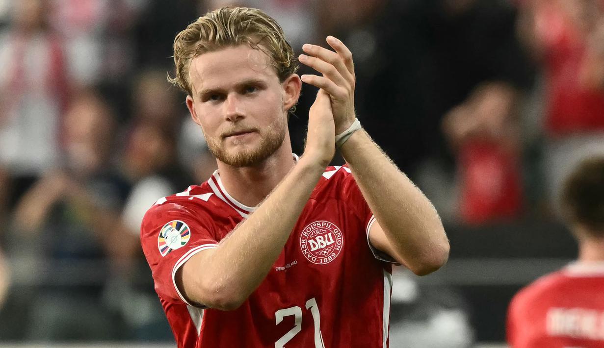 Pemain Denmark, Morten Hjulmand memberikan tepuk tangan setelah laga Grup C Euro 2024 melawan Inggris di Frankfurt Arena, Frankfurt, Jerman, Jumat (21/06/2024) WIB. (AFP/Angelos Tzortzinis)