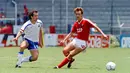 2. Sergei Aleinikov mencetak gol saat pertandingan Uni Soviet melawan Inggris baru berjalan 2 menit 7 detik di Piala Eropa 1988. (AFP)