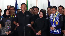 Paslon no urut 1, Agus Harimurti Yudhoyono bersama Sylviana Murni didampingi petinggi Partai Demokrat melakukan konferensi pers di Posko Kemenangan AHY-Sylvi di Wisma Proklamasi, Jakarta, Rabu (15/2). (Liputan6.com/Johan Tallo)