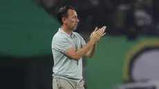 Pelatih PSIM Yogyakarta, Jean-Paul van Gastel, saat memimpin timnya menghadapi Persebaya Surabaya pada laga pembuka BRI Super League 2025/2026 di Stadion Gelora Bung Tomo, Surabaya, Jumat (8/8/2025). (Bola.com/Abdul Azis)