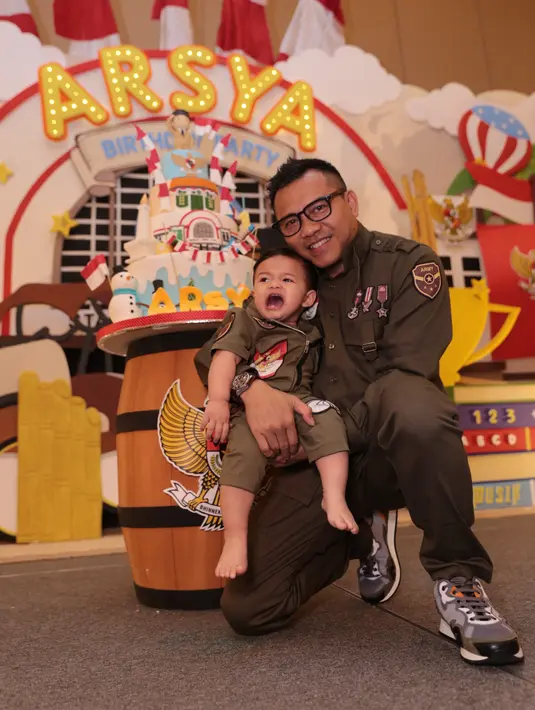 Sebagai ayah, Anang berharap perayaan ulang tahun pertama ini akan terus menjadi kenangan bagi Arsya. Selain itu, Anang ingin anak laki-lakinya itu selalu memiliki jiwa nasionalisme tinggi sampai kapanpun. (Adrian Putra/Bintang.com)