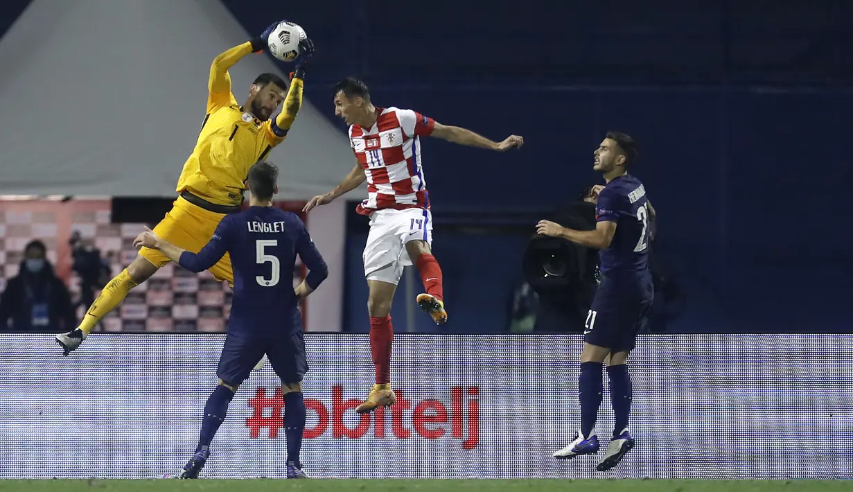 Kiper Prancis Hugo Lloris (kiri) melakukan penyelamatan di depan pemain Kroasia Ante Budimir (kedua kanan) pada pertandingan UEFA Nations League di Stadion Maksimir, Zagreb, Kroasia, Rabu (14/10/2020. Prancis menang dengan skor 2-1. (AP Photo/Darko Bandic)