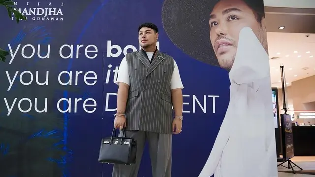 Ivan Gunawan dengan tas mewahnya (Instagram/ivan_gunawan)