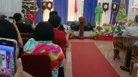 Umat Kristiani Mengabadikan Sambutan Bupati Lebak, Iti Octavia Jayabaya, Dalam Puncak Perayaan Natal Di Gereja Pasundan. (Selasa, 27/12/2022). (Yandhi Deslatama/Liputan6.com).