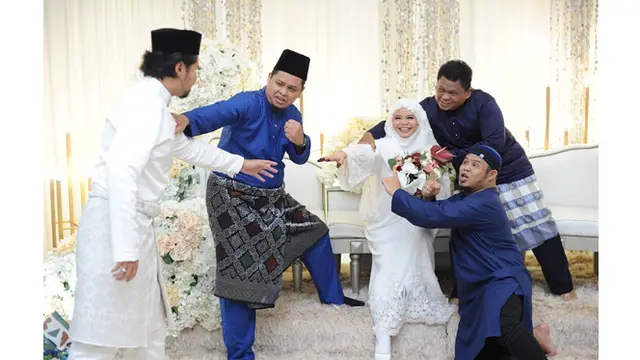 6 Pemotretan Anak Bungsu dengan 3 Kakak Laki-Lakinya di Pernikahan Ini Kocak