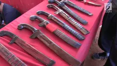 Ratusan jenis golok dari sejumlah daerah, termasuk golok sejarah perjuangan rakyat Bekasi, Jawa Barat, di pamerkan dalam kegiatan Kriya’an Jatimulya, Minggu petang.