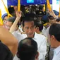 Presiden Joko Widodo mencoba moda transportasi MRT dari Stasiun Bundaran HI-Lebak Bulus di Jakarta, Selasa (19/3). Jokowi mengajak sejumlah Menteri Kabinet Kerja menjajal MRT Jakarta. (Liputan6.com/Angga Yuniar)