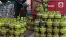 Pekerja tengah menata tabung gas LPG 3 kg di kawasan Tangerang Banten, Kamis (17/2/2022). Impor LPG diperkirakan dapat menembus angka Rp67,8 triliun pada 2024. (Liputan6.com/Angga Yuniar)