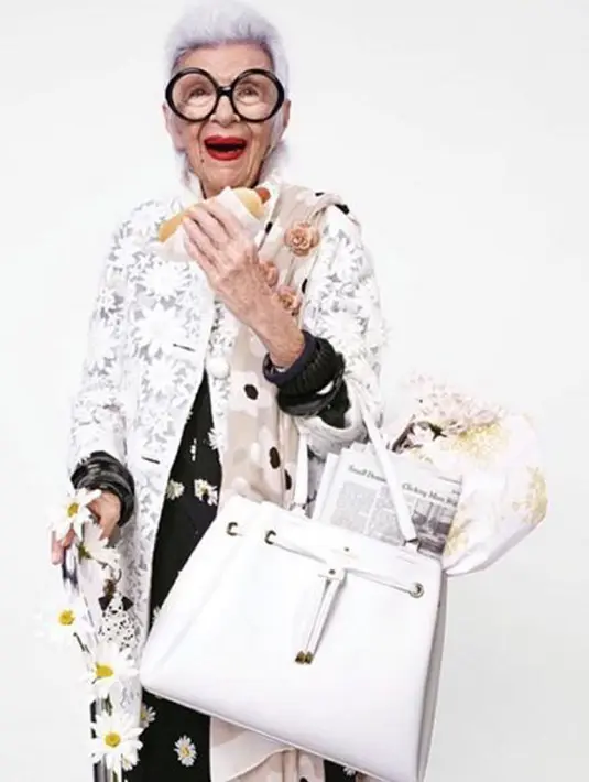 Iris Apfel adalah pebisnis handal dan desainer interior. Di usianya yang sudah lanjut, wanita kelahiran 1921 itu bahkan menjadi dosen tamu yang mengajar tentang fashion di University of Texas. (instagram.com/iris.apfel)