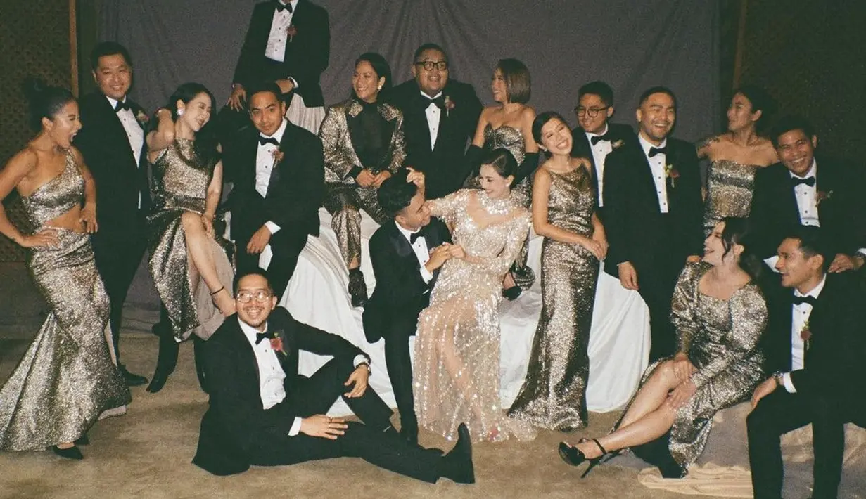 Groomsmen & Groom’s Angels tampil dengan setelan jas hitam berdasi kupu-kupu dan dress shimmery bling-bling metalik yang super stunning @kareycamoeloek