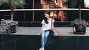 Saat di ruang publik, Faye Nicole terlihat begitu santai dengan duduk. Gaya santainya ini tetap terlihat menawan meski hanya memakai kaus warna putih dan celana 
jeans. (Liputan6.com/IG/@fayenicolee_)