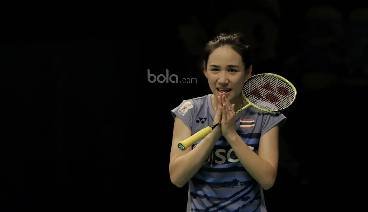 Tunggal putri Thailand, Nitchaon Jindapol, kalah dari tunggal putri Jepang, Sayaka Sato, pada laga semifinal Indonesia Open 2017 di JCC, Sabtu, (17/6/2017). Jindapol kalah 13-21 21-18 21-14. (Bola.com/M Iqbal Ichsan)