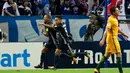 Pemain Jepang Yosuke Ideguchi dan Yuto Nagatomo merayakan gol kedua untuk Jepang saat melawan Australia di pertandingan kualifikasi Piala Dunia Grup B di Saitama, Jepang (1/9). Pada pertandingan tersebut Jepang menang 2-0. (AP Photo / Shuji Kajiyama)