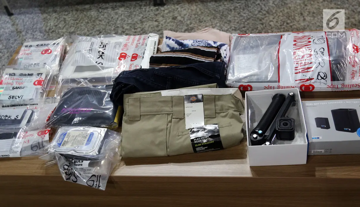 Barang bukti pencurian data nasabah kartu kredit warga negara Australia di Direktorat Tindak Pidana Siber Bareskrim Polri, Jakarta, Selasa (28/8). Polisi mengamankan action camera, komputer, dan buku tabungan beserta kartu ATM. (Liputan6.com/JohanTallo)