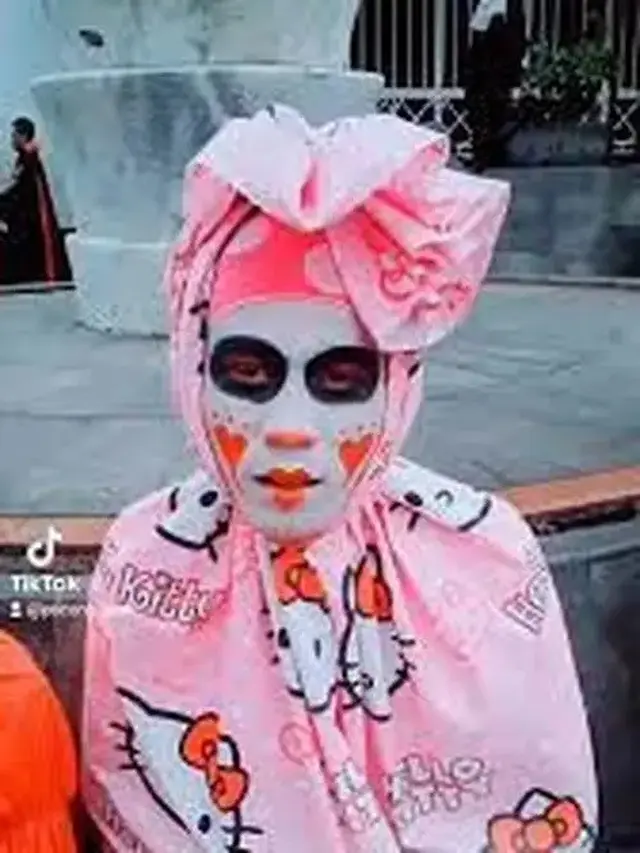 6 Outfit Nyeleneh Warna Pink Ini Enggak Habis Pikir, Anti-Mainstream
