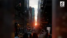 Warga Manhattan memadati jalanan utama di Borough untuk melihat keindahan fenomena Manhattanhenge yang terjadi dua kali setahun.