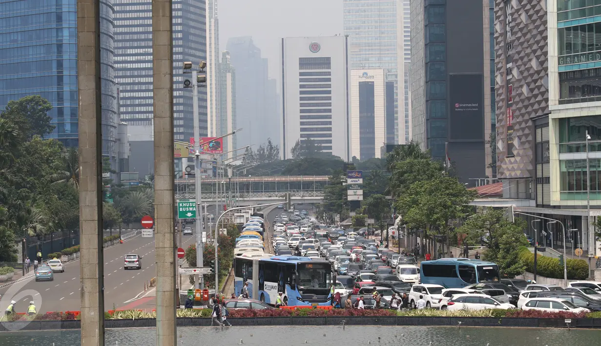 Para buruh yang berunjuk rasa di Jalan Medan Merdeka mulai dari Selatan, Timur, Utara, dan Barat menyebabkan kemacetan dan penutupan jalan, Jakarta, Senin (1/5). (Liputan6.com/Angga Yuniar)